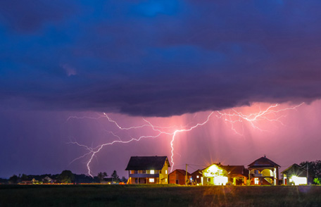 Clima tempestuoso con rayos cayendo al suelo