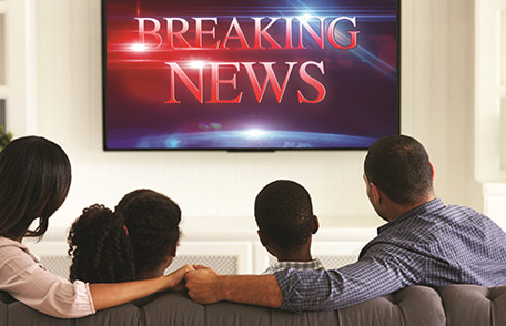 Una familia viendo la televisión.